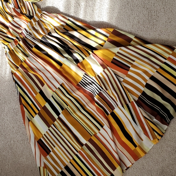 VINTAGE Graphic Print Maxi - Picture 10 of 17